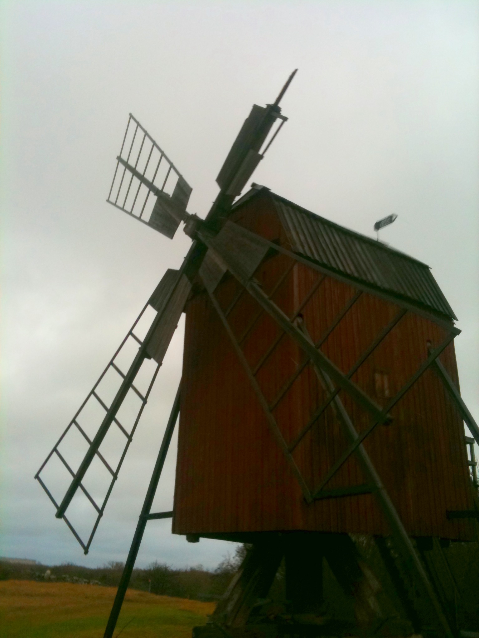 Väderkvarnen med trasig vinge efter stormen nov 2010